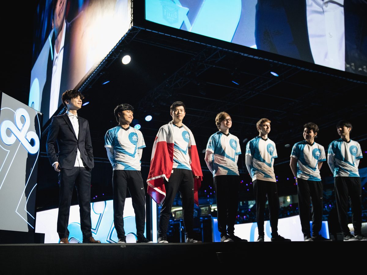 Andy Ta and his team on stage at a World Championship event